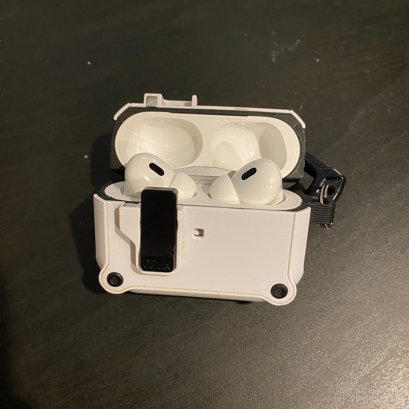 The sound of the earphone compartment opening