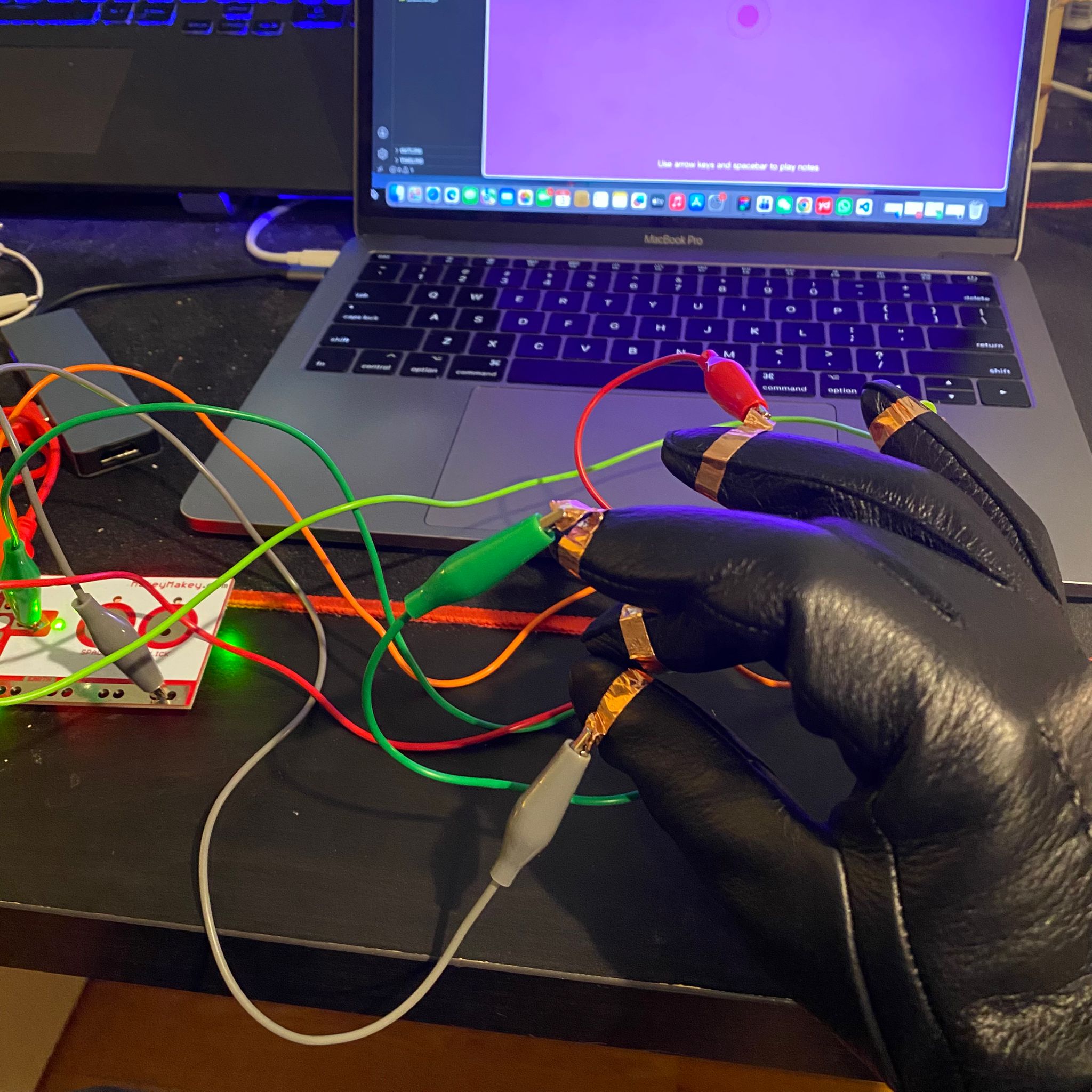 Each finger of the glove is individually connected to the corresponding Makey Makey slot. I tried different contact methods to observe the reactions.